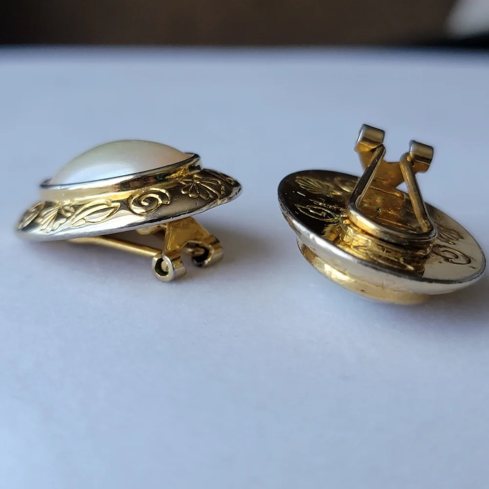 Vintage Liz Claiborne Clip On Earrings Pearl and Gold Tone Seashell Oval